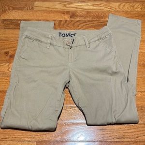 Juniors Taylor, Delia’s skinny khaki